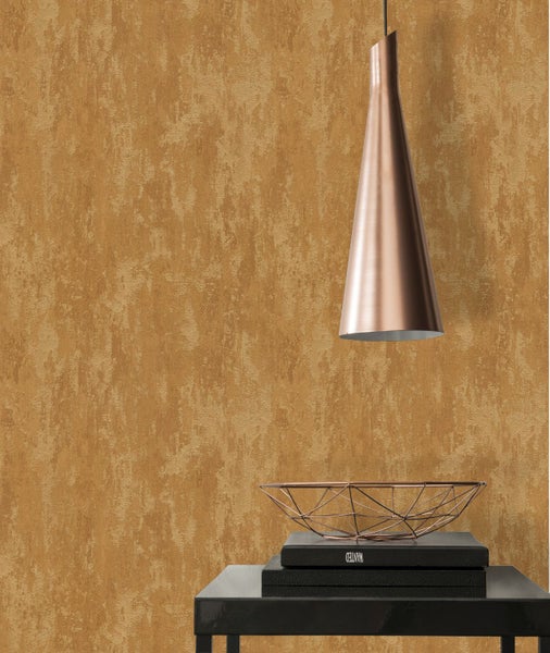 Dekorative Wandgestaltung mit einem Bild über einer Holzkommode in einem Wohnzimmer.