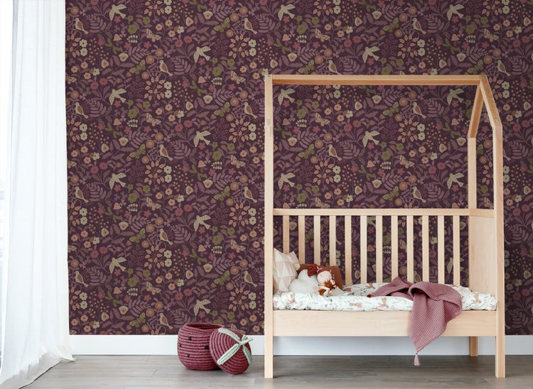 Kinderzimmer mit floral gemusterter Tapete, Holzhausbett und Aufbewahrungskorb