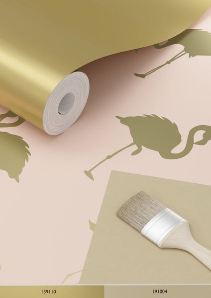 Tapetenrolle mit Flamingomuster und Pinsel