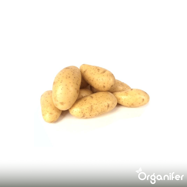 Kartoffeln mit Kräutern und Gewürzen auf Holzbrett