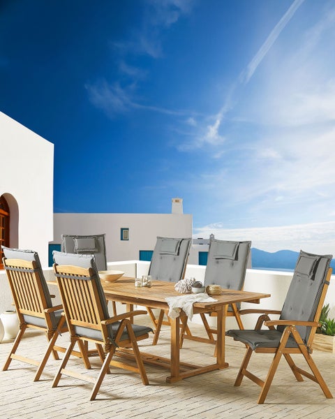 Sechs Gartenstühle aus Holz mit grauen Auflagen