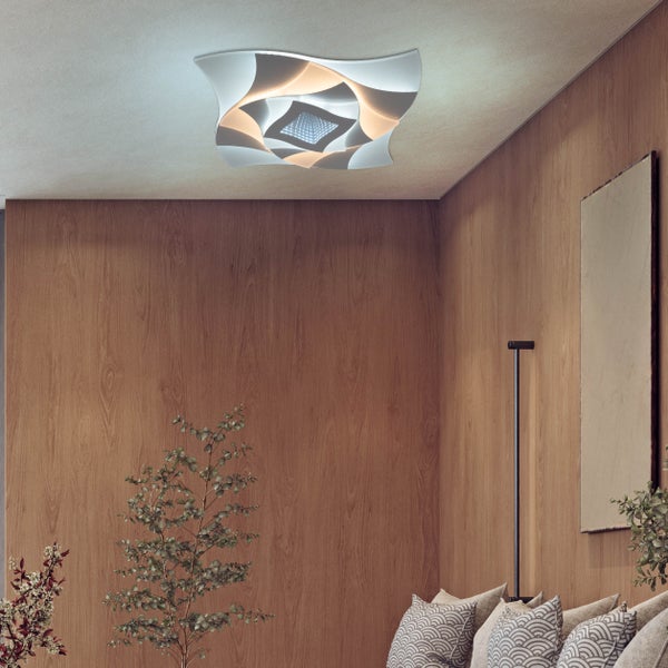 Deckenleuchte im Wohnzimmer mit Holzvertäfelung