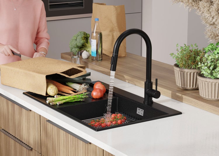 Küchenszene mit Spüle, Armatur und Gemüse