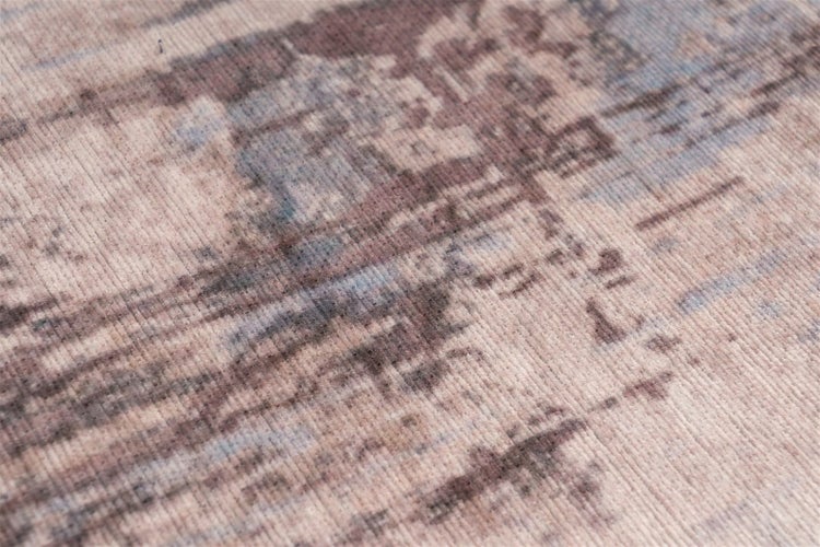 Nahaufnahme eines gewebten Teppichs mit abstraktem Vintage-Muster und sichtbarer Oberflächenstruktur.