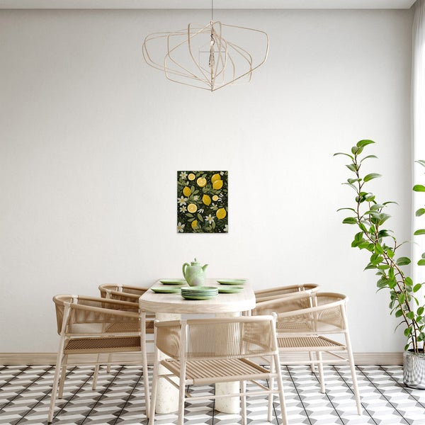 Dekorative Zitronen-Grafik im Esszimmer mit Esstisch und Stühlen.