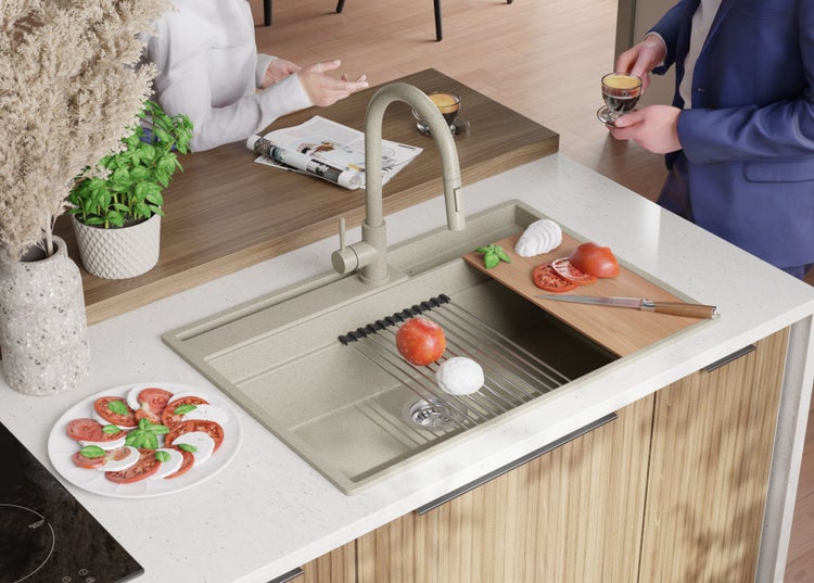 Küchenszene mit Spüle, Armatur, Schneidebrett und Lebensmitteln auf einer Küchentheke.