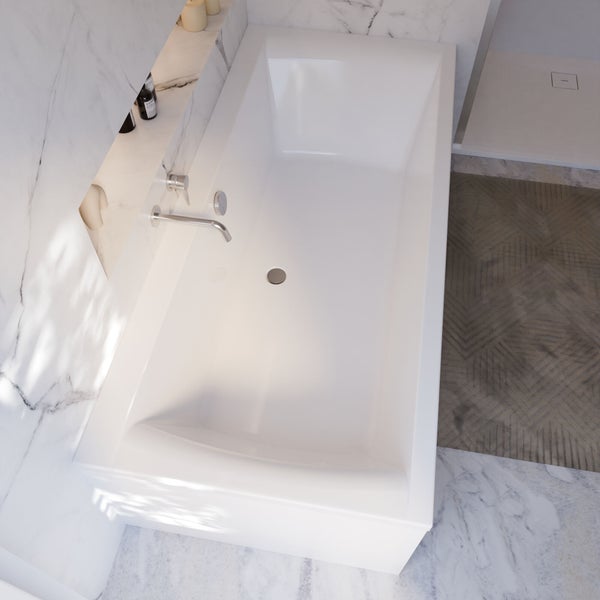 Aufnahme einer weißen Badewanne mit Armatur in einem modernen Badezimmer.