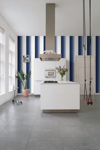 Heller Küchenraum mit Kochinsel, Dunstabzugshaube und gestreifter Tapete