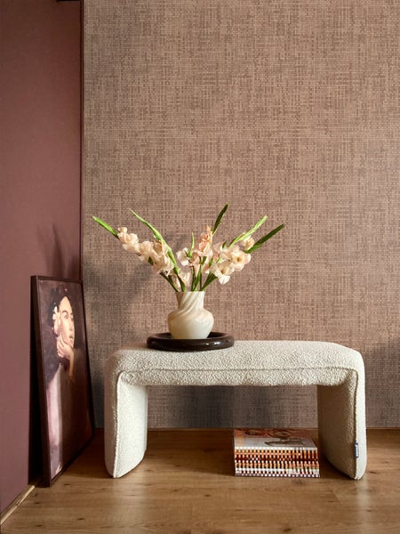 Dekorativer Raum mit Bank, Blumen, Gemälde und Tapete