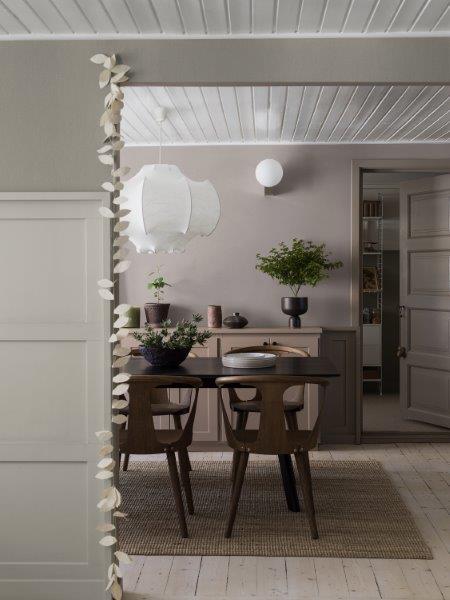 Nahaufnahme einer weißen Strukturtapete