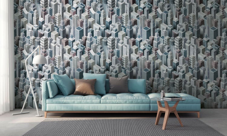 Wohnzimmer mit Sofa vor einer Tapete mit Wolkenkratzermuster