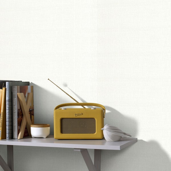 Weiße Vliestapete mit Leinenstruktur an einer Wand hinter einem Regal mit Radio und Dekoration. Helles, modernes Raumdesign.