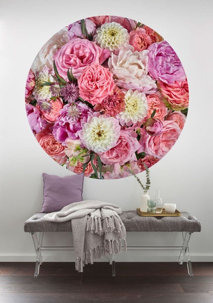 Wanddekoration mit Rosen und Dahlien über einer Bank