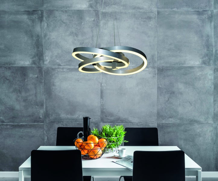 Moderne Esszimmerszene mit einer silberfarbenen LED-Hängeleuchte über einem Tisch