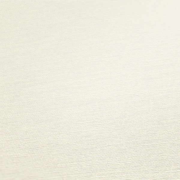 Detailansicht einer Metallgartenbank mit Armlehne neben einer Topfpflanze.