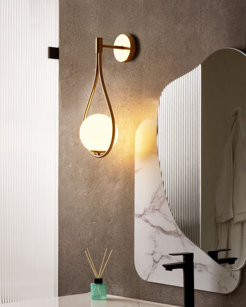 Moderne Badezimmerszene mit Wandleuchte, Spiegel und Waschbecken