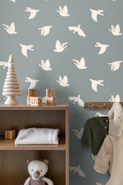 Kinderzimmer mit Regal, Spielzeug und Tapete mit Schwanenmuster