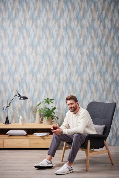 Wohnzimmer mit zwei Sesseln, Beistelltisch, Dekoration und gemusterter Tapete