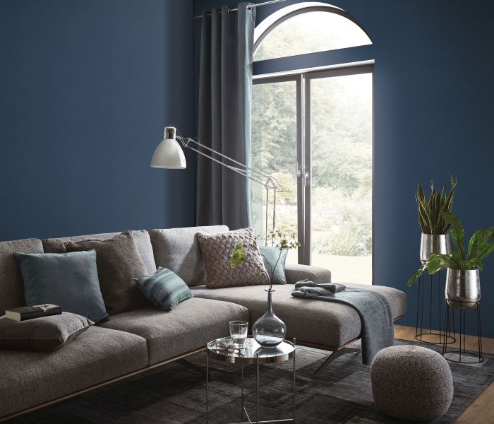 Arrangement mit Teekanne, Tassen und Macarons auf einem Tisch