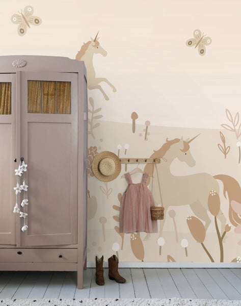 Kinderzimmer mit Tapete, Schrank, Kleid, Hut und Stiefeln