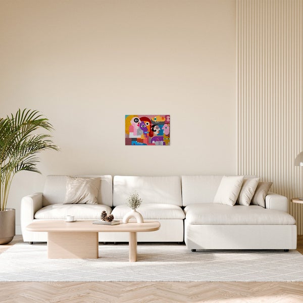 Wohnzimmer mit Sofa und einem abstrakten Gemälde an der Wand