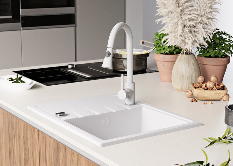 Küchenszene mit weißer Spüle und Armatur auf einer Arbeitsplatte