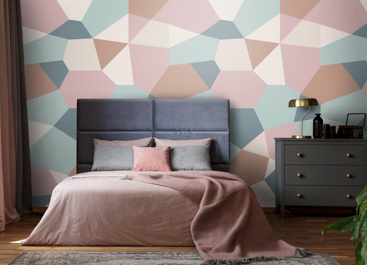 Schlafzimmer mit geometrischer Tapete, Bett und Kommode