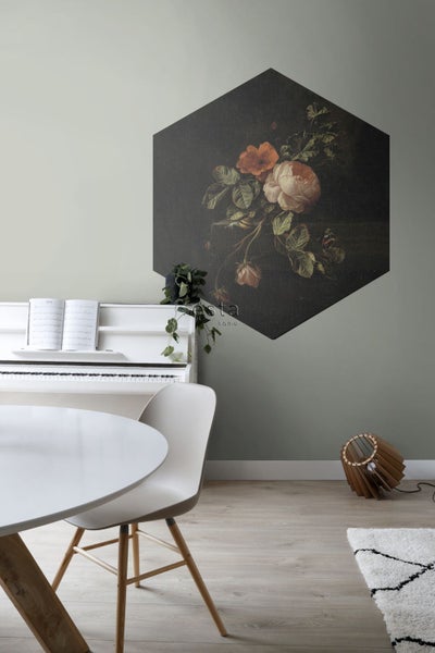 Wandbild mit Blumenmotiv im Interieur mit Klavier und Esstisch