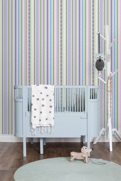 Kinderzimmer mit blauem Kinderbett, gestreifter Tapete und Spielzeug