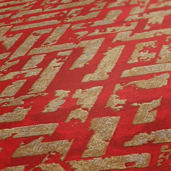 Nahaufnahme einer roten Tapete mit goldenem Zickzackmuster