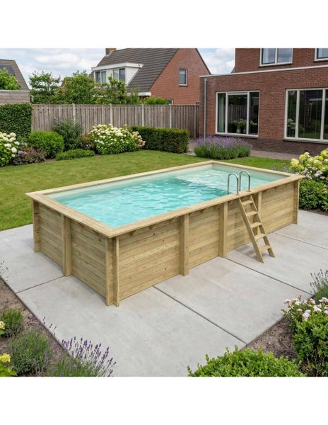 Rechteckiger Holzpool mit Leiter im Garten.