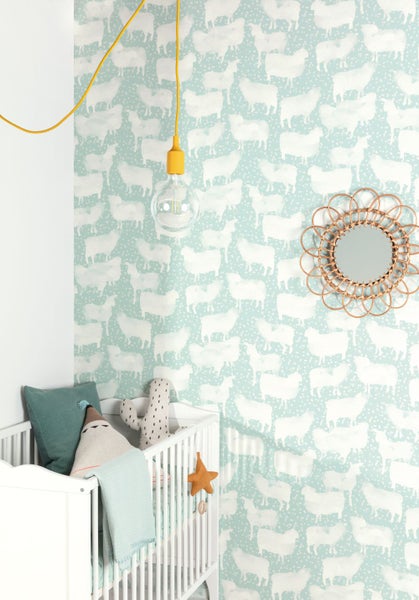 Offener Flügeltürenschrank mit mehreren Einlegeböden für die Lagerung