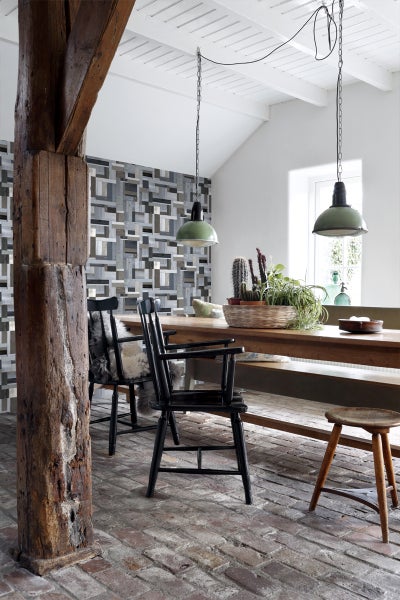 Esszimmer mit Holztisch, Stühlen und Pendelleuchten