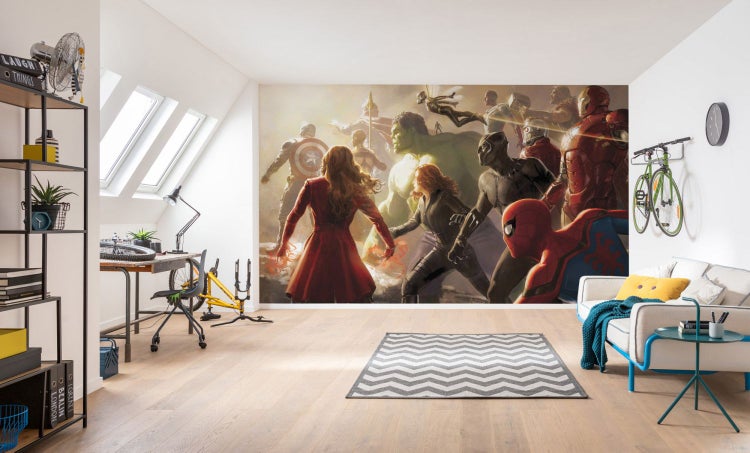 Raum mit Marvel Avengers Wandbild, Regal, Schreibtisch und Sofa