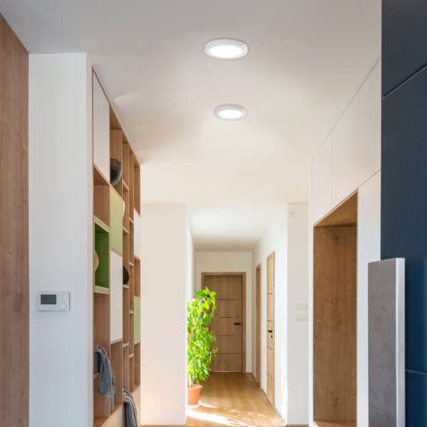 Heller Flur mit Einbauspots und Holzelementen