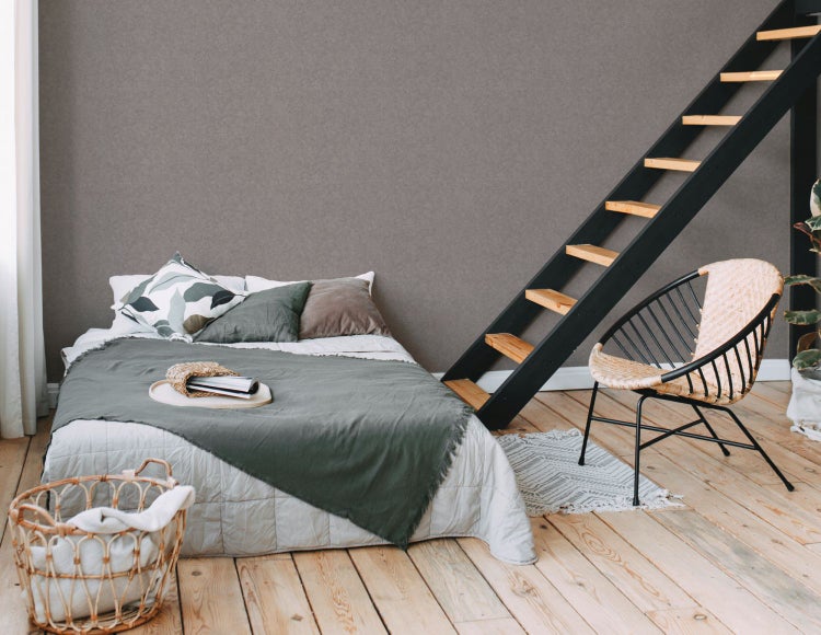 Heller Raum mit Holzboden, Ziegelwand, Küchenzeile und Esstisch mit Stühlen