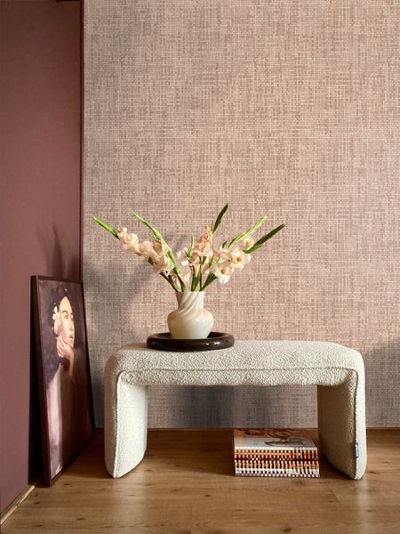 Szene mit Bank, Blumen, Gemälde und Textiltapete