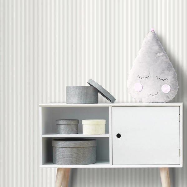 Gestreifte Tapete in einem Kinderzimmer neben einem olivgrünen Kleiderschrank und einer Wandgarderobe mit Kinderjacke und Bärenrucksack.
