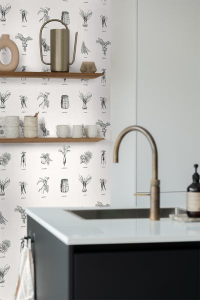 Küchenszene mit Gemüsetapete, Regalen und Spüle