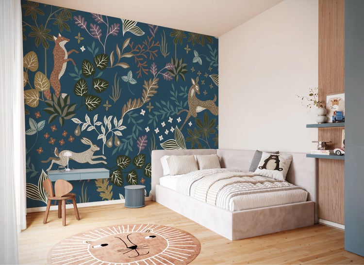 Kinderzimmer mit Wandtapete mit Waldtiermotiv, Bett, Schreibtisch und Löwen-Teppich