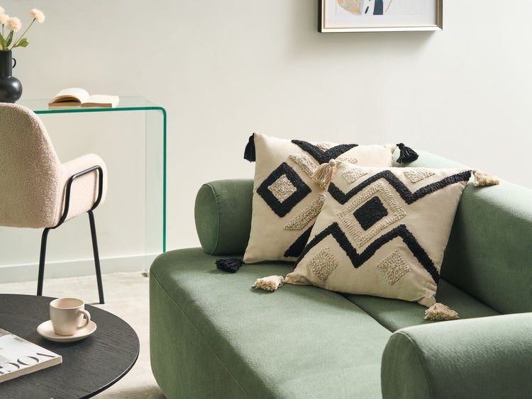 Dekorative Wohnzimmerszene mit Sofa und Kissen im Bohème Stil.