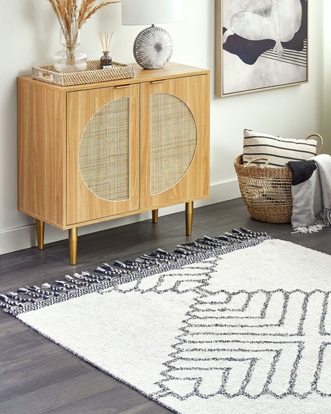 Teppich mit geometrischem Muster und Fransen