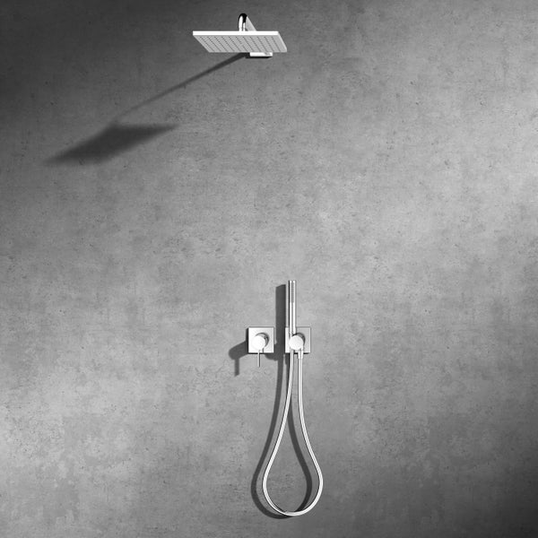 Modernes Duschsystem mit quadratischem Regenduschkopf, Handbrause und Einhebelmischer an einer grauen Wand in Betonoptik.