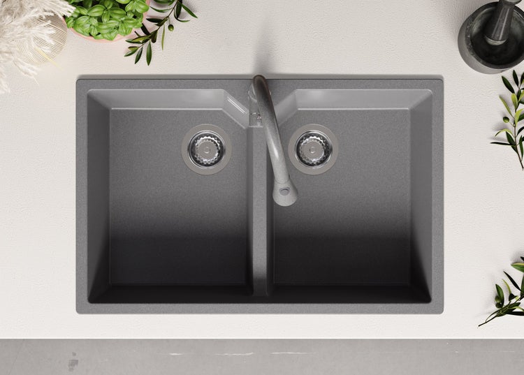 Doppelspülbecken aus Granit mit Wasserhahn