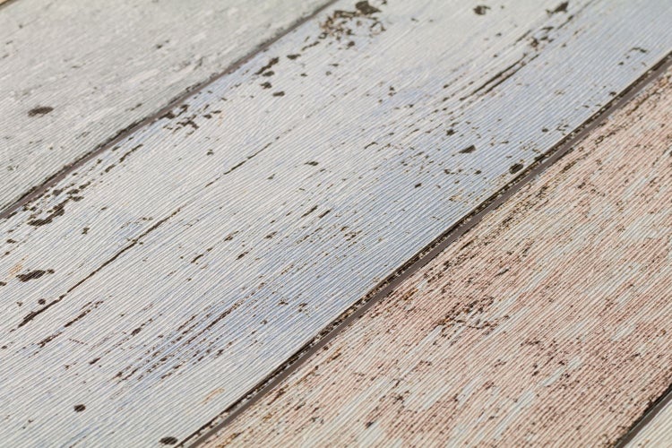 Dekoratives Zimmer mit Kommode, Pflanzen, Dekofiguren, Lampe, Korb und grafischer Tapete