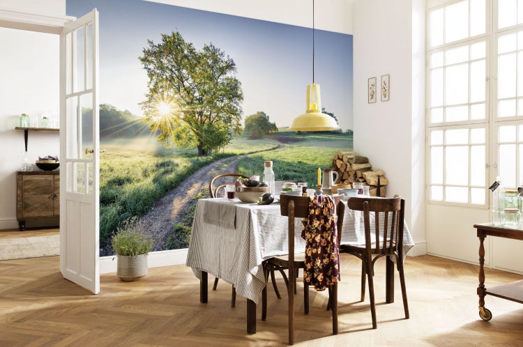 Esszimmer mit Fototapete einer Landschaftsszene mit Baum und Feldweg