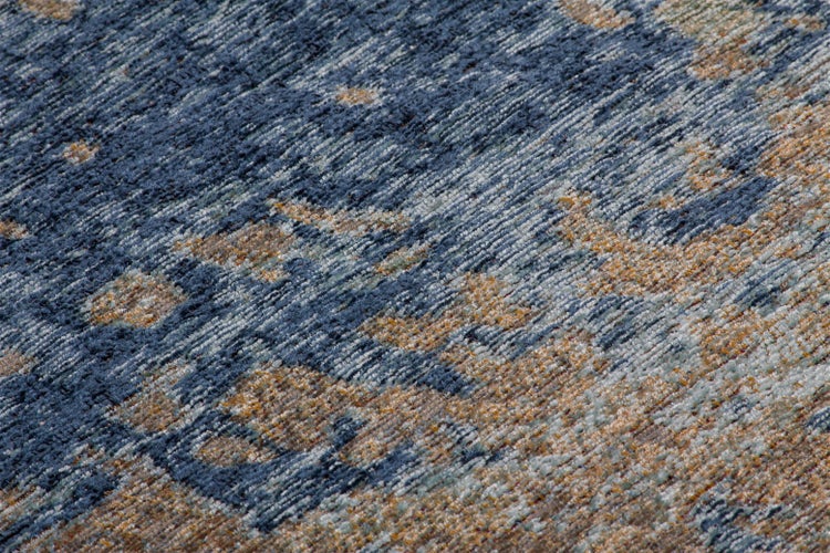 Nahaufnahme eines Teppichs mit blauem und beigem Muster in Vintage-Optik.