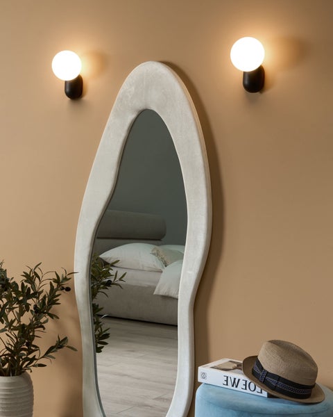Dekorativer Stehspiegel mit unregelmäßiger Form und Wandlampen