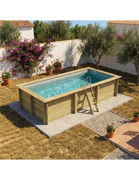 Rechteckiger Holzpool mit Leiter in einem Garten