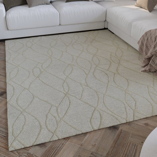 Beige Teppich mit Wellenmuster und Reliefstruktur.